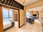 Recámara con puerta corrediza abierta hacia sala y comedor con vista al mar en Park Royal Mazatlán