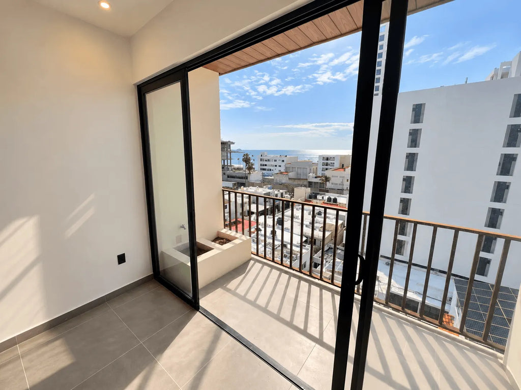Balcón con barandal y puerta corrediza en departamento de Torre San Sebastián, Mazatlán