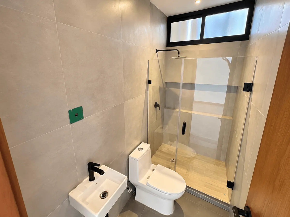Baño completo con regadera de cristal templado en departamento a estrenar, Torre San Sebastián