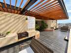 Terraza del roof top con pérgola y asadores en Torre San Sebastián, Mazatlán