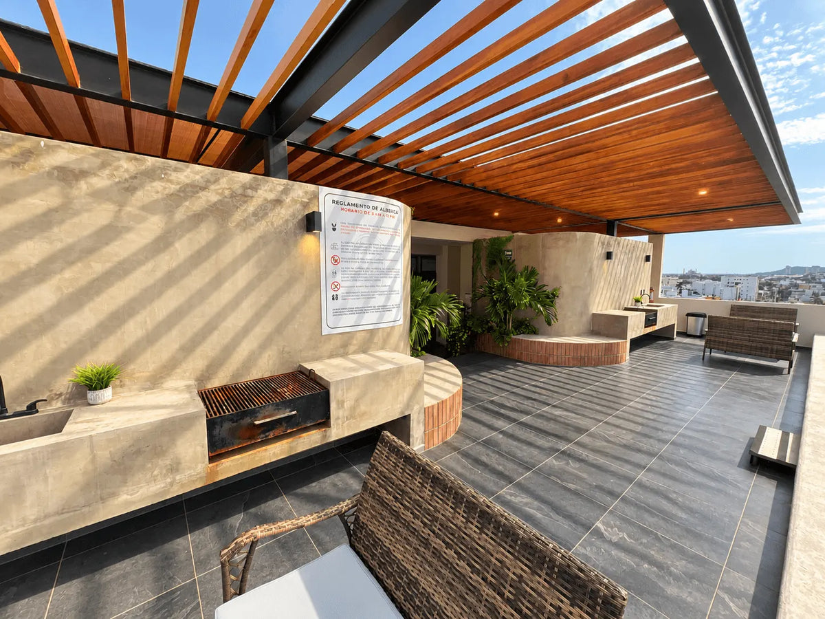 Terraza del roof top con pérgola y asadores en Torre San Sebastián, Mazatlán