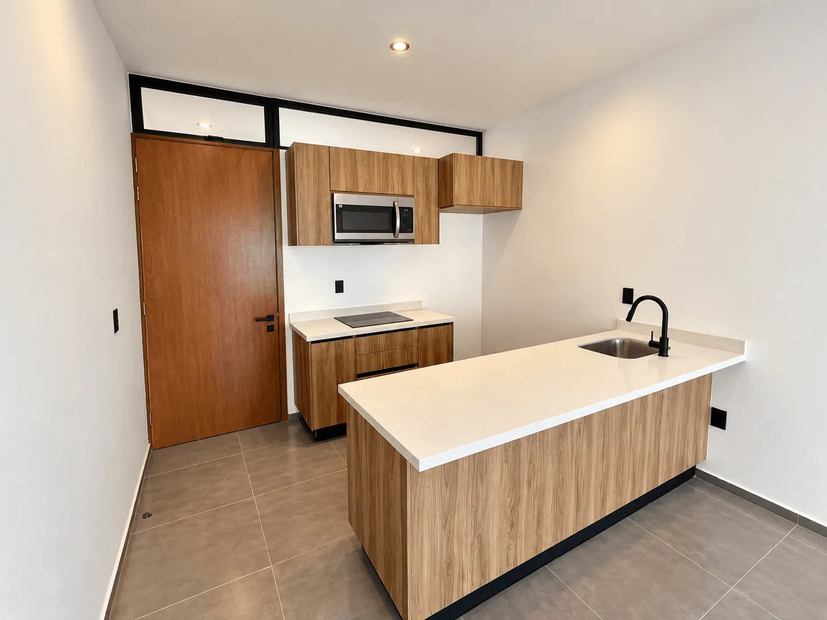 Cocina con barra, parrilla y campana en departamento de Torre San Sebastián, Mazatlán