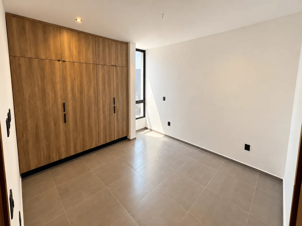 Segunda recámara con clósets de madera, departamento a estrenar en Torre San Sebastián