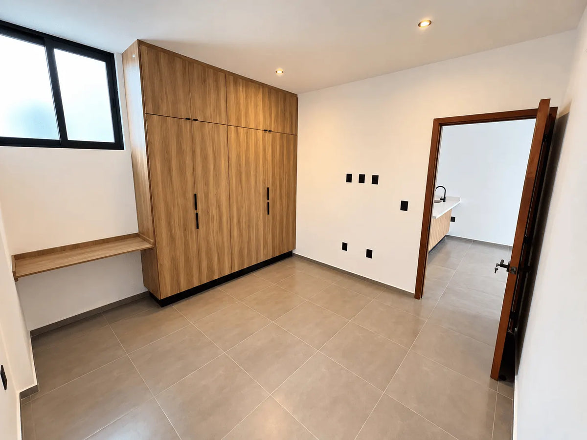 Recámara con clóset de madera y ventana en departamento a estrenar, Palos Prietos