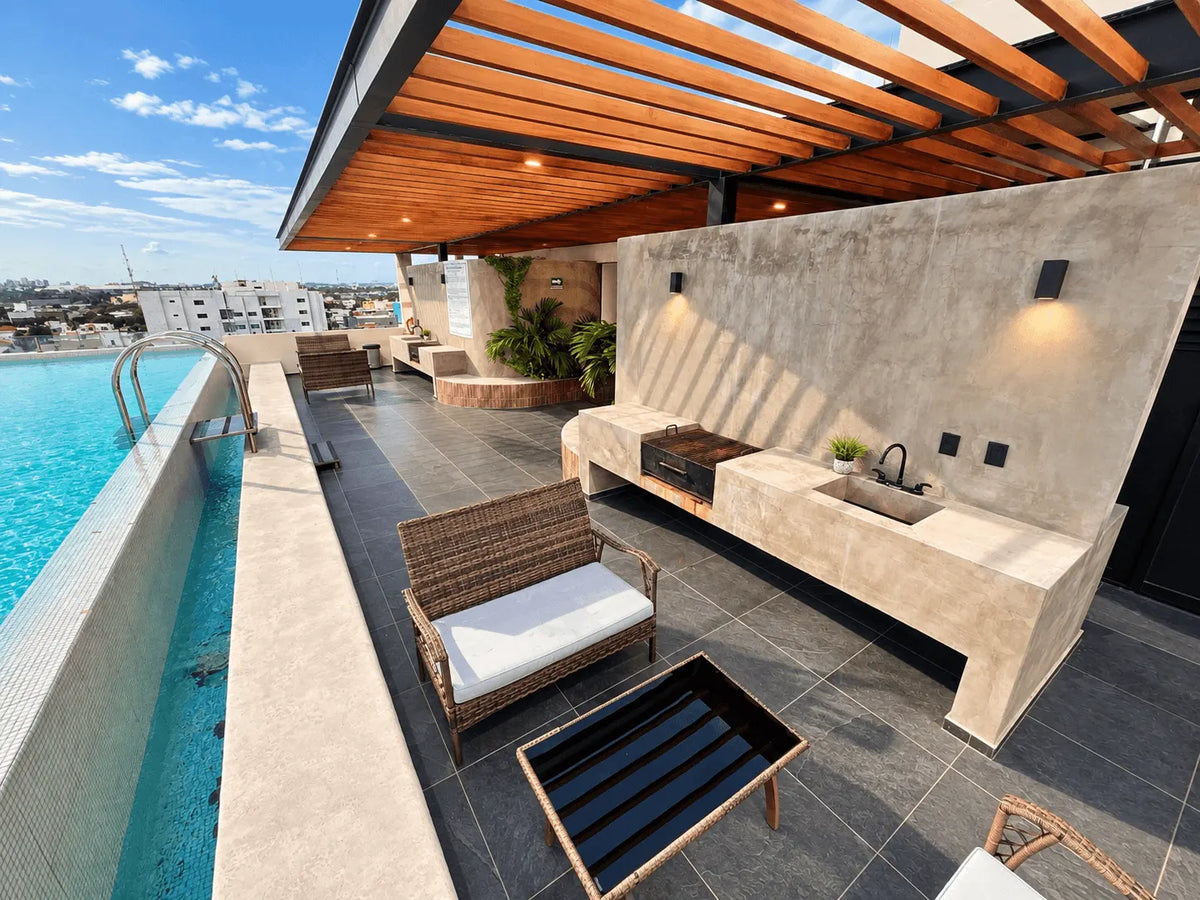 Roof top con alberca, pérgola de madera y sala lounge en Torre San Sebastián, Mazatlán