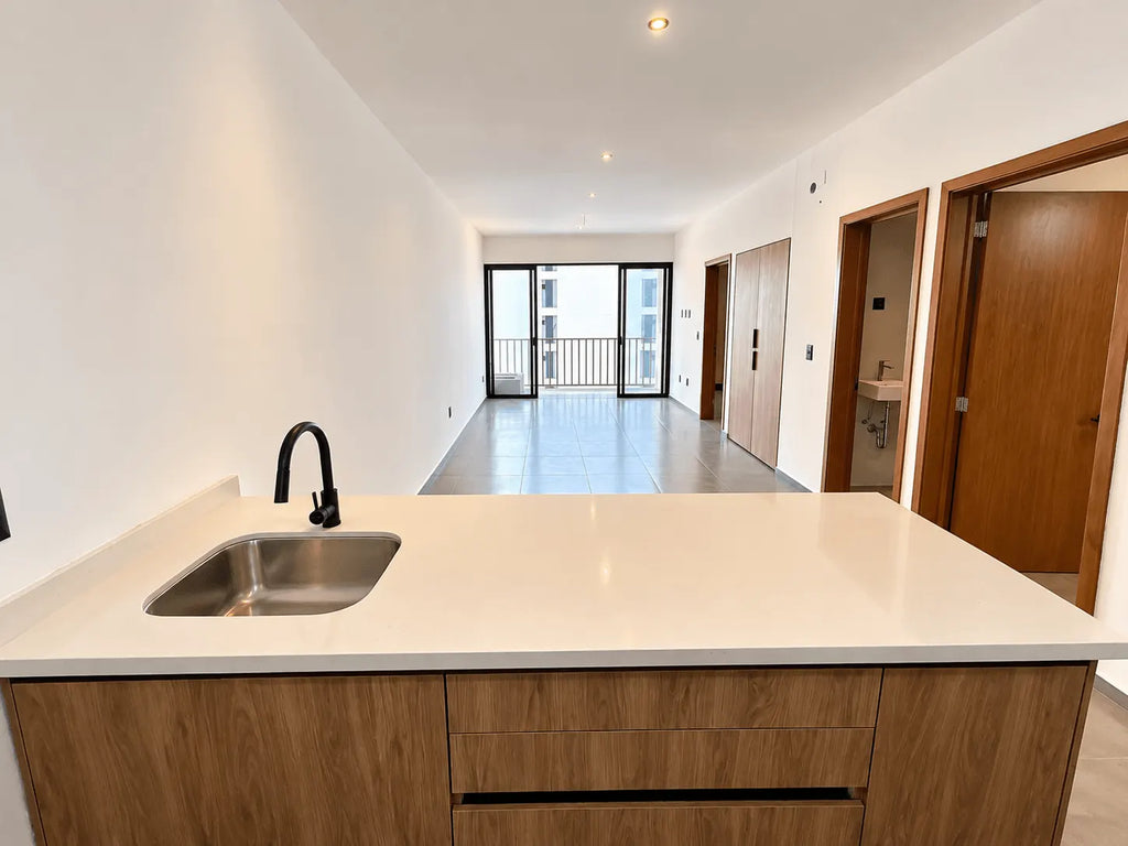 Cocina integral con barra y tarja en departamento a estrenar de Torre San Sebastián, Palos Prietos
