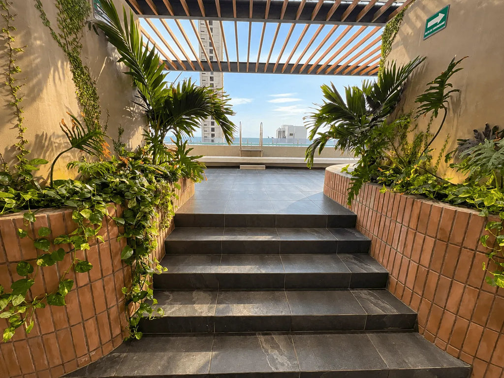 Escalera de acceso al roof top con jardineras en Torre San Sebastián, Mazatlán