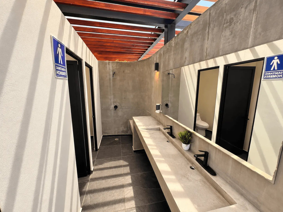 Baños comunes del roof top con lavabos y espejos en Torre San Sebastián, Mazatlán