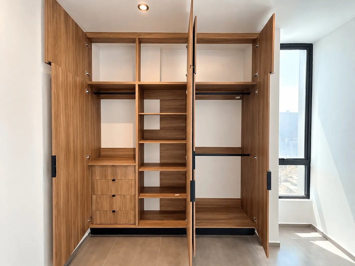 Clóset de madera con cajones y repisas en recámara del departamento 603, Torre San Sebastián