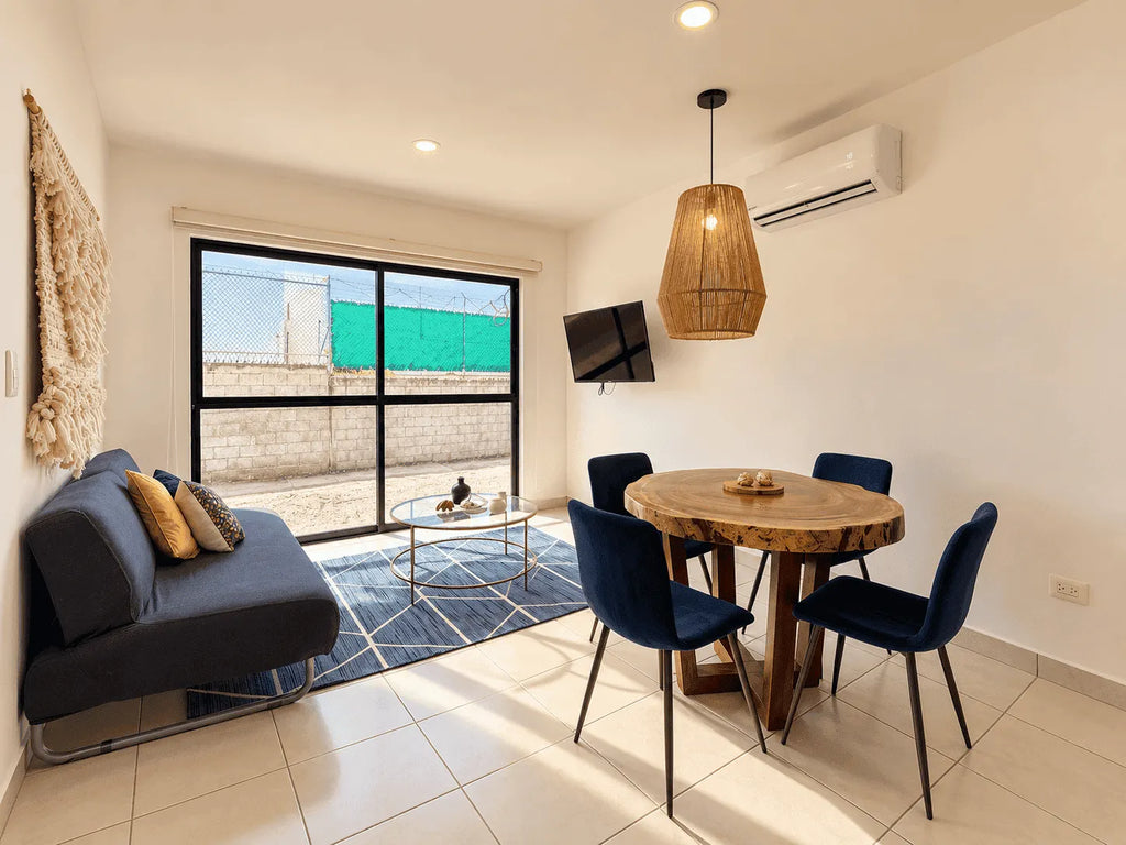 Sala y comedor amueblados en departamento en venta en Azul Marino, Cerritos, Mazatlán, con ventanal y aire acondicionado
