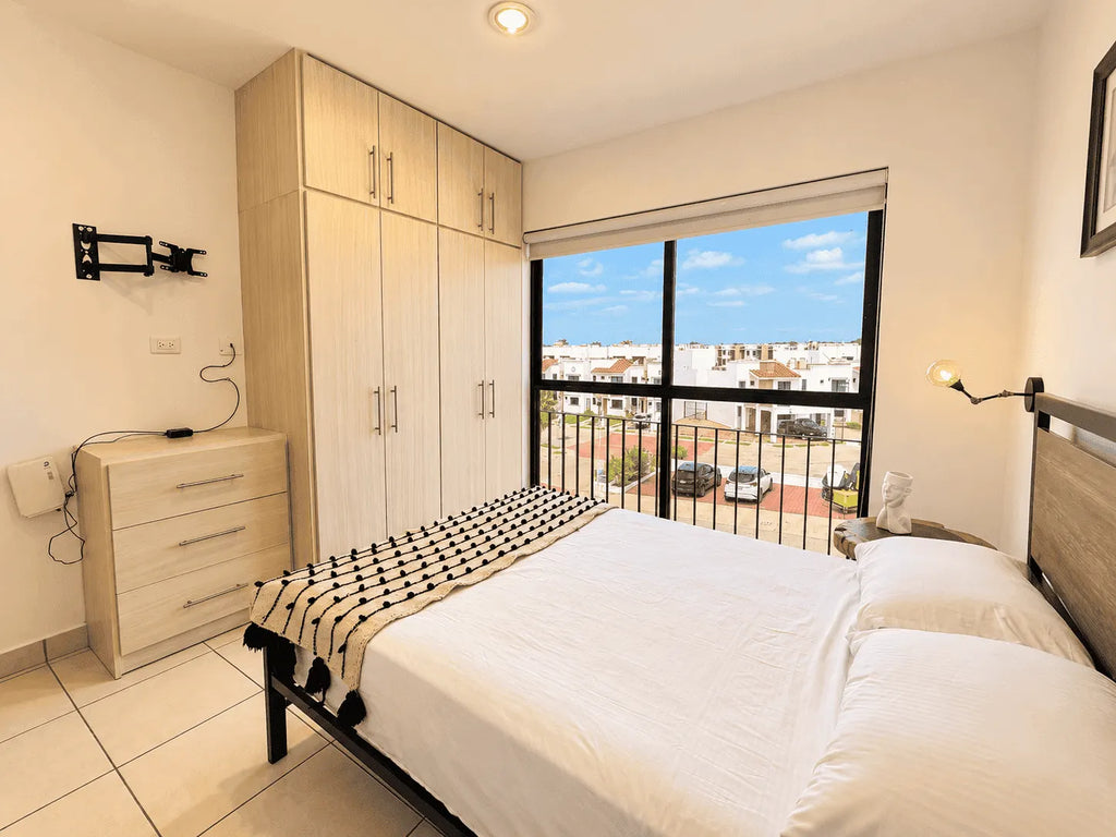 Recámara principal con clóset y cómoda en departamento amueblado en venta en Azul Marino, Cerritos