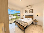 Recámara principal con aire acondicionado y ventana con vista al fraccionamiento en Azul Marino, Cerritos
