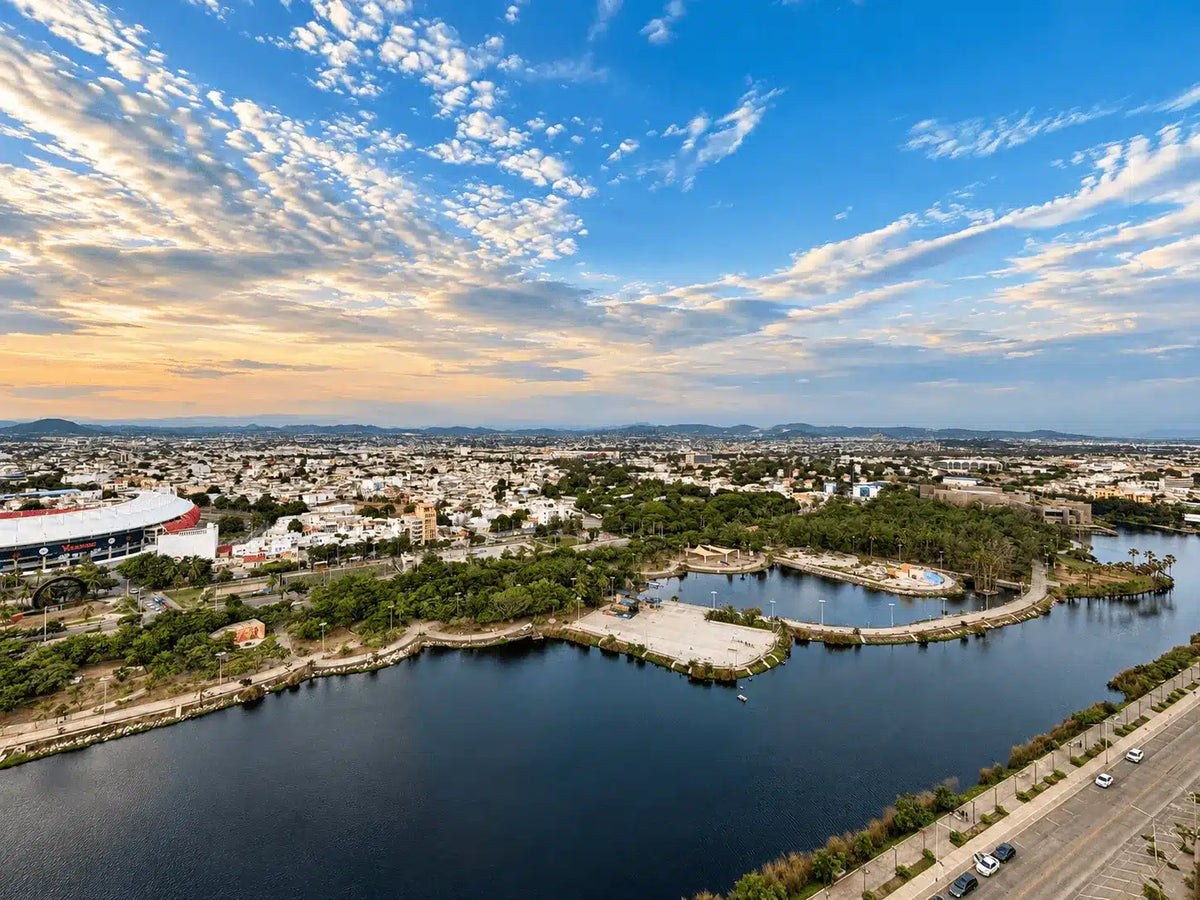 Vista aérea de la laguna y la ciudad de Mazatlán desde Torre Central 102