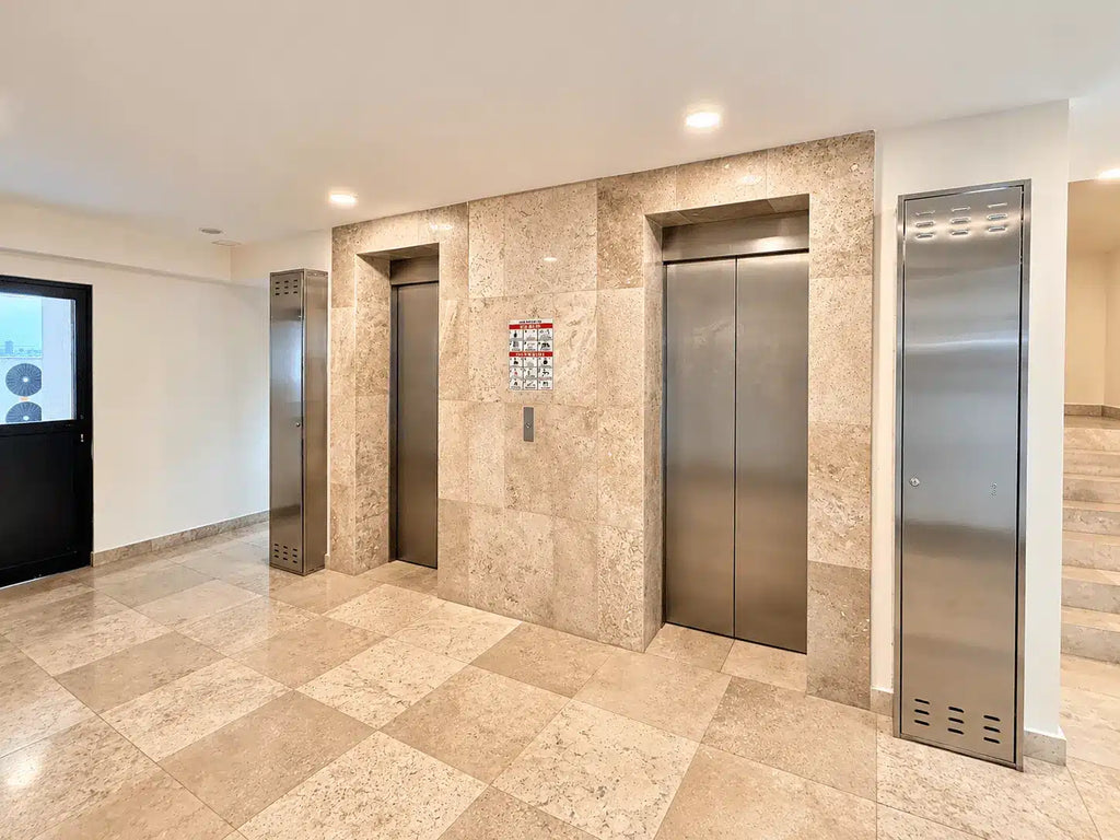 Elevadores y lobby de mármol, Torre Central 102 Mazatlán
