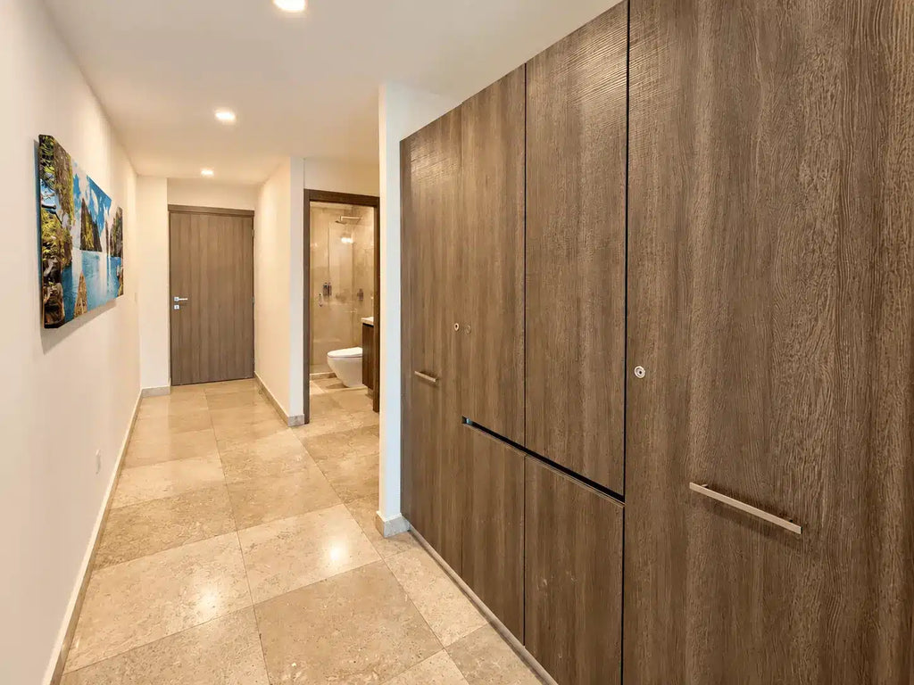 Pasillo con closets de madera, departamento en venta Malecón Mazatlán