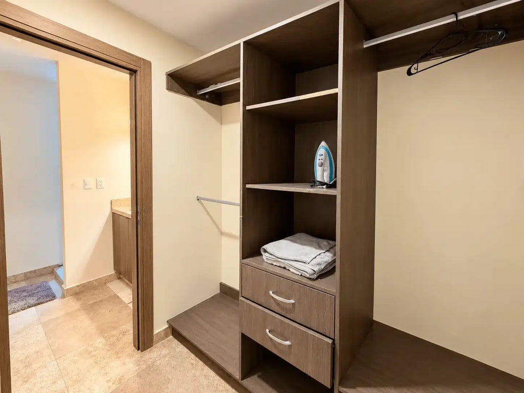 Closet tipo vestidor con cajones y repisas, departamento en Torre Central 102 Mazatlán