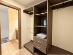 Closet tipo vestidor con cajones y repisas, departamento en Torre Central 102 Mazatlán