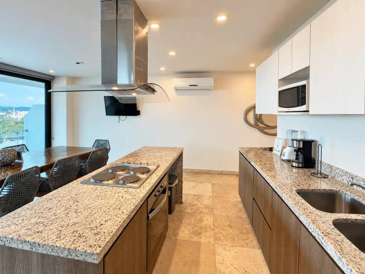 Cocina moderna con parrilla, campana y microondas, departamento en venta Mazatlán