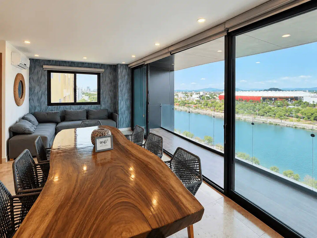 Comedor con vista a la laguna y ventanal, departamento amueblado en Malecón Mazatlán