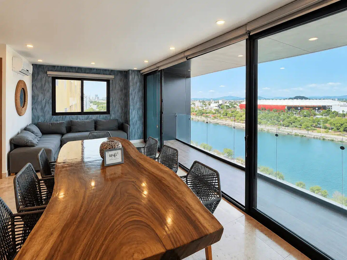 Comedor con vista a la laguna y ventanal, departamento amueblado en Malecón Mazatlán