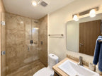 Baño con regadera de cristal y acabados en mármol, Torre Central 102 Mazatlán