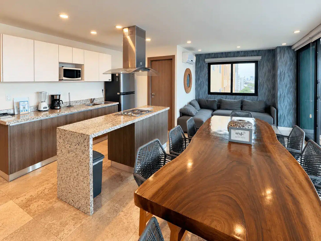 Cocina con barra de madera y bancas, departamento en venta Malecón Mazatlán