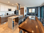 Cocina con barra de madera y bancas, departamento en venta Malecón Mazatlán