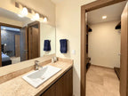 Baño y closet de blancos, departamento en venta Torre Central 102 Mazatlán
