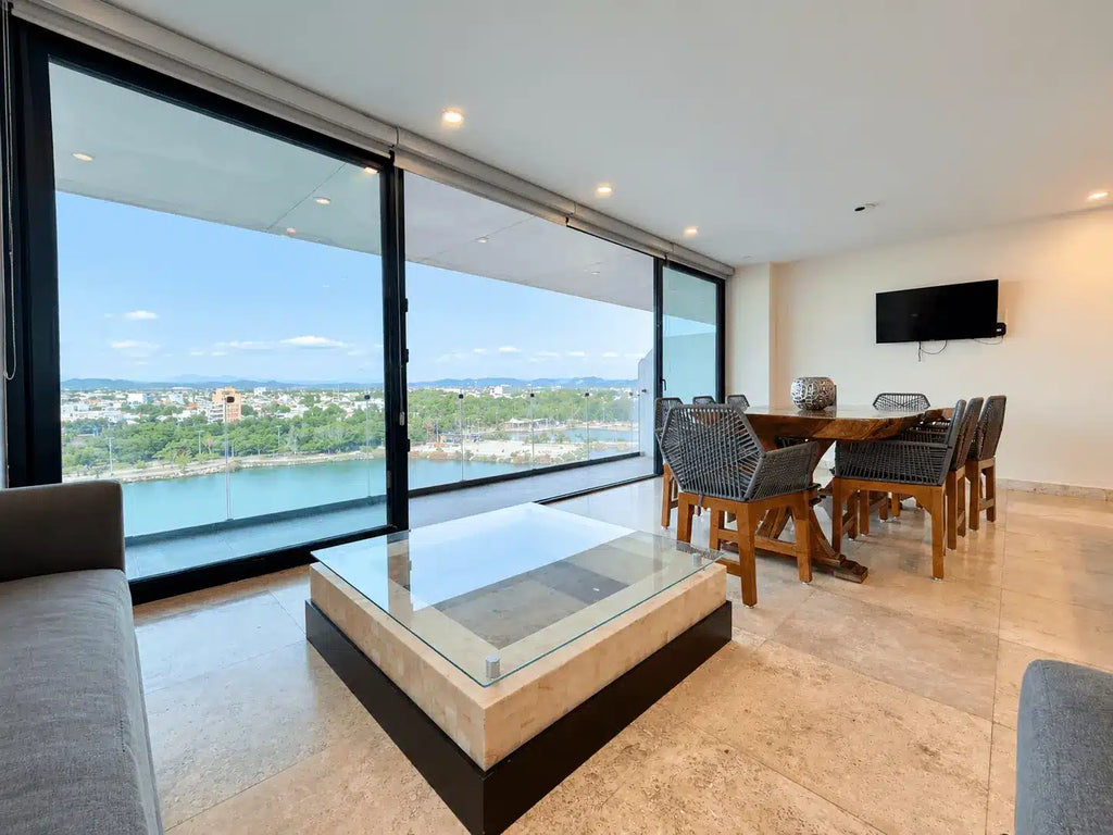 Sala y comedor con vista panorámica a la laguna, departamento en Malecón Mazatlán
