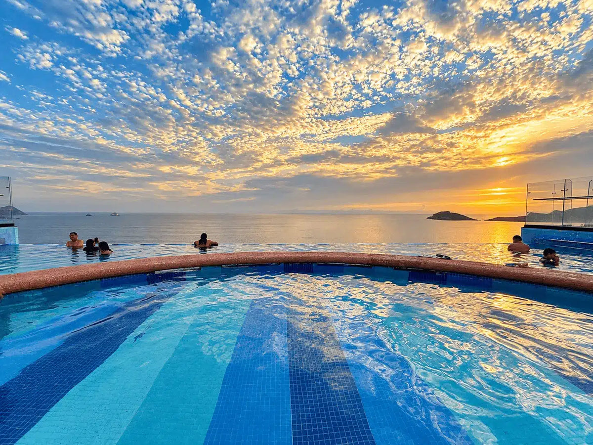 Alberca infinity con vista al mar al atardecer, amenidades Torre Central 102 Mazatlán