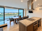 Cocina integrada con área de comedor y vista a la ciudad, departamento en venta Malecón Mazatlán