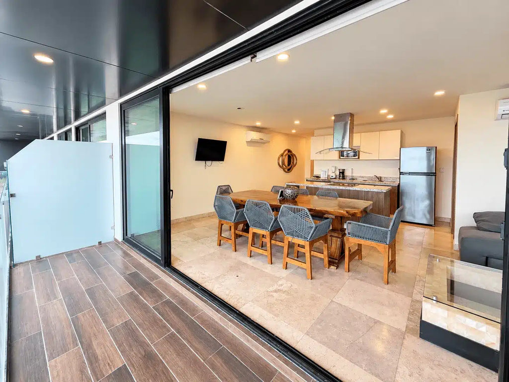 Terraza de madera con acceso a sala y comedor, departamento en Malecón Mazatlán