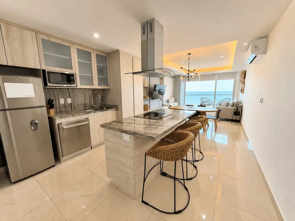 Cocina con isla y vista al mar departamento Sunset View Mazatlán