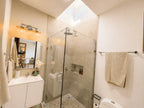 Baño completo con regadera de cristal departamento Cerritos Mazatlán