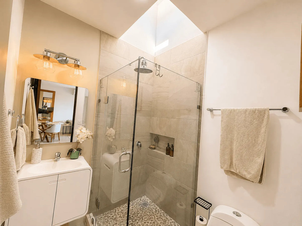 Baño completo con regadera de cristal departamento Cerritos Mazatlán