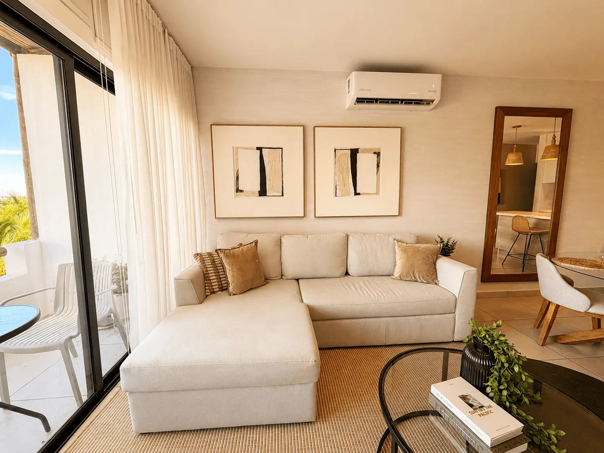 Sala con sofá y balcón departamento Palmilla Residencial Cerritos