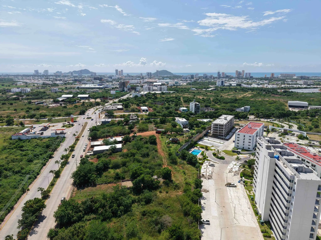 Vista panorámica de Marina Universidad y la zona norte de Mazatlán desde el aire